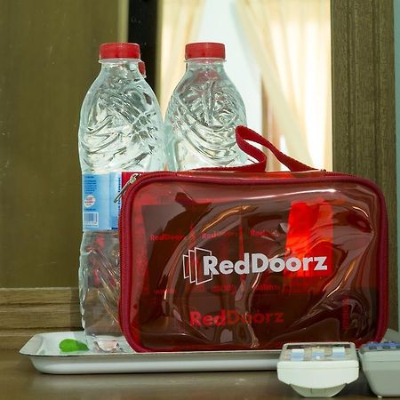 Отель Reddoorz Near Cilandak Town Square Джакарта Экстерьер фото