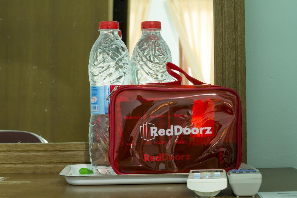 Отель Reddoorz Near Cilandak Town Square Джакарта Экстерьер фото
