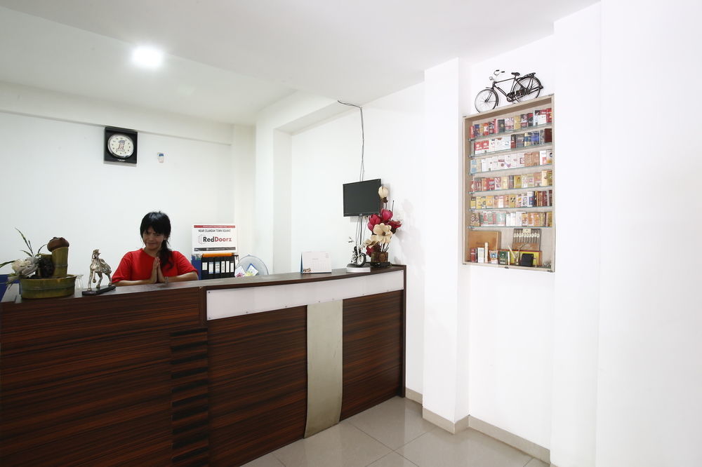 Отель Reddoorz Near Cilandak Town Square Джакарта Экстерьер фото