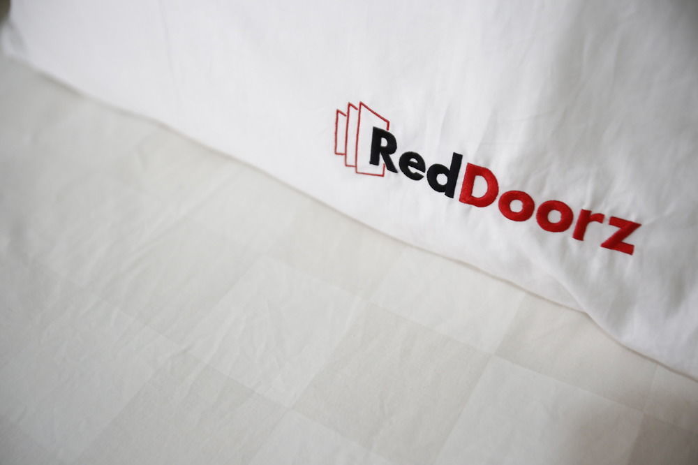Отель Reddoorz Near Cilandak Town Square Джакарта Экстерьер фото