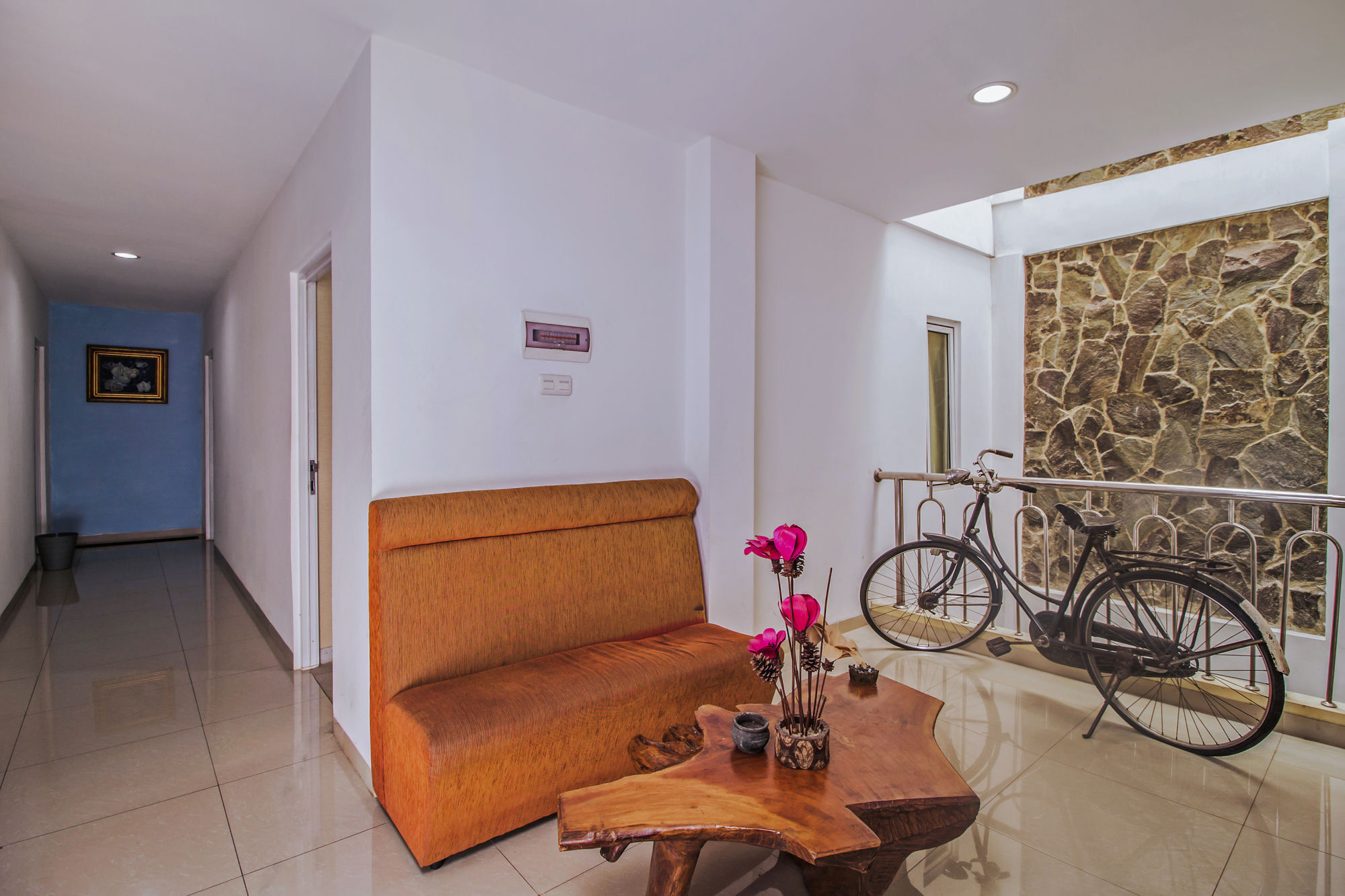 Отель Reddoorz Near Cilandak Town Square Джакарта Экстерьер фото